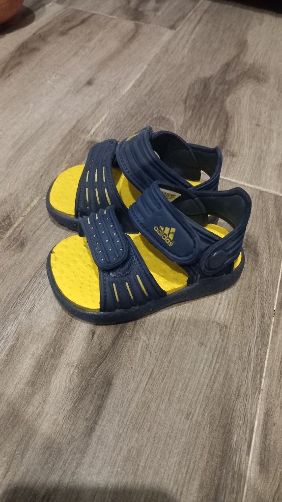 Vand sandalute adidas marimea 20