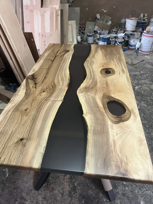 Уникална холна маса от орех и епоксидна смола