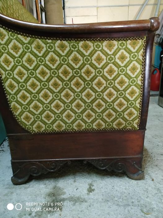 Диван с дърворезба