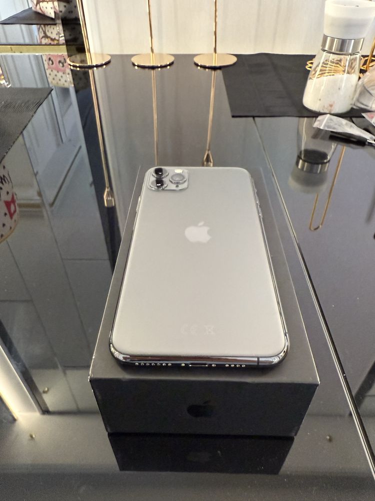 Iphone 11 pro max + carcasa + 3 folii privacy + cutie completa