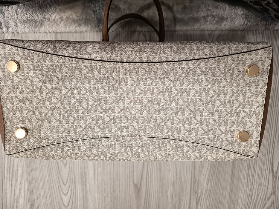 Vând geanta Michel kors