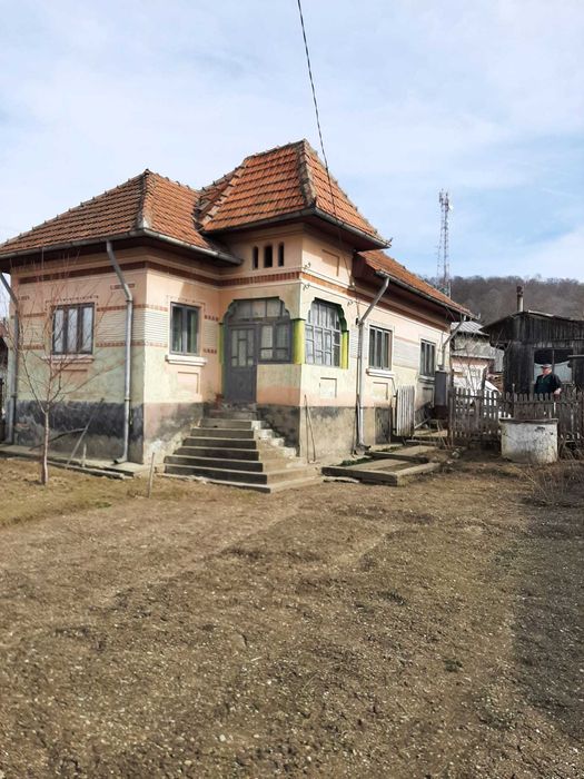 Casa batraneasca din caramida in Voroveni Arges