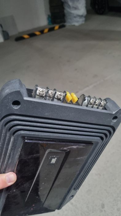 Subwoofer auto si statie amplificare JBL