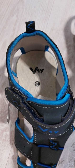 Детски сандали нови