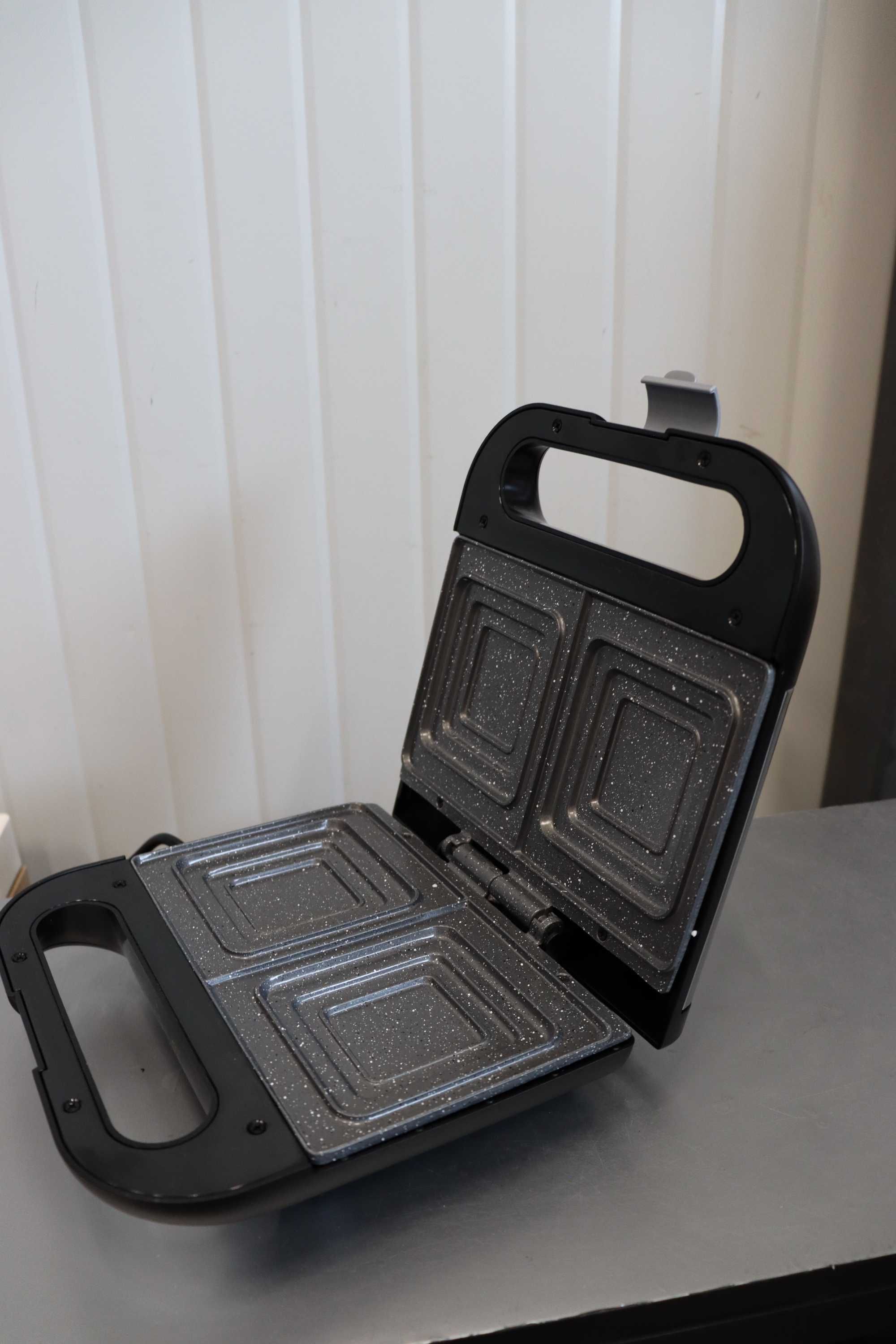Сандвич грил Cecotec Rock'n Toast, покритие RockStone, 750W, ПРОМОЦИЯ!