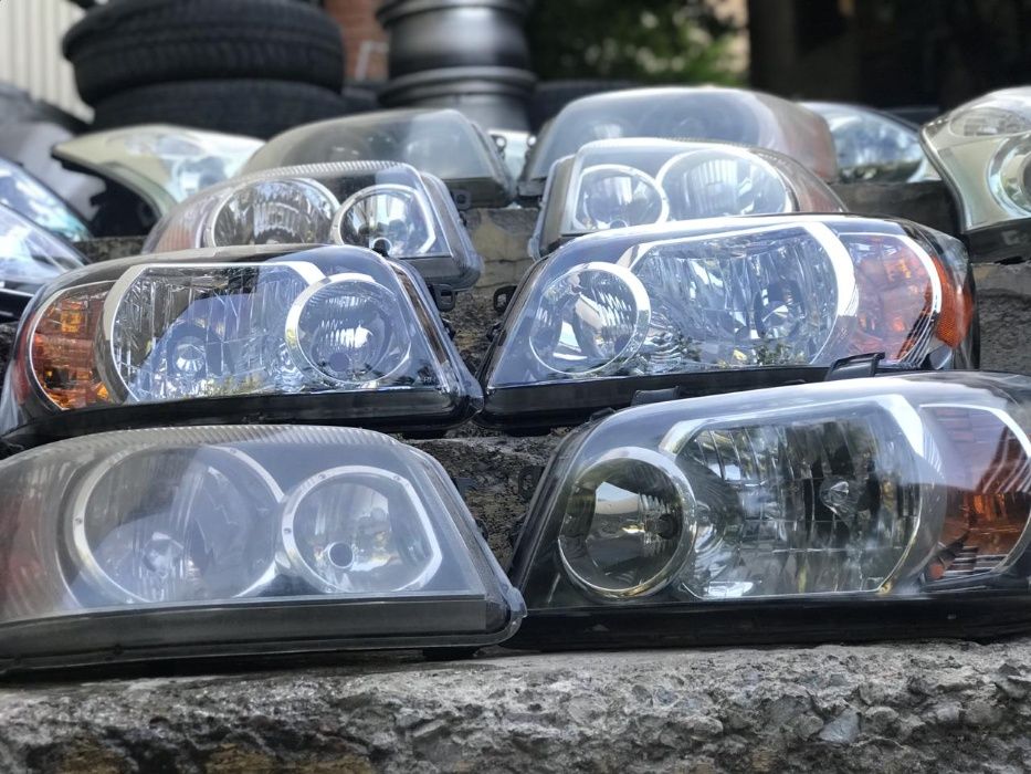 Фара на Toyota Highlander.