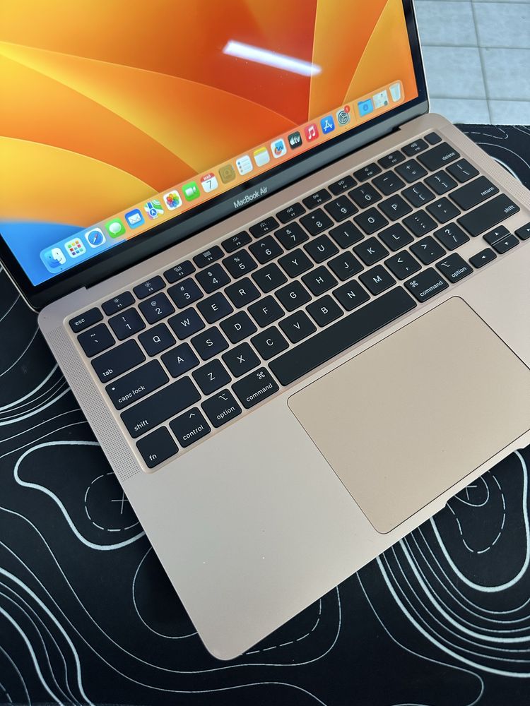MacBook AIR 2020 Core i3/ОЗУ-8ГБ/ССД-256Гб цикл 601 в отличном состоян