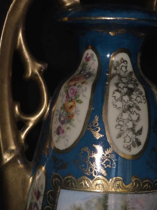 Антикварна ръчно декорирана френска порцеланова ваза, XIX век