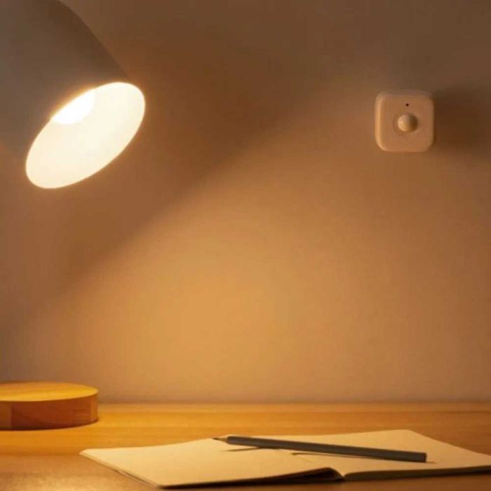 SwitchBot Motion Sensor – Интелигентен Сензор за Движение и Светлина