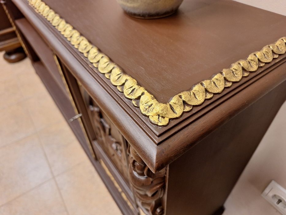 Комод, скрин, библиотека с богата дърворезба