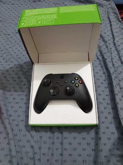 Xbox Series S Контролер (Carbon Black) + 2 калъфки за контролера