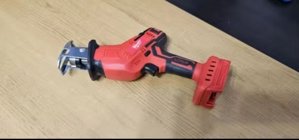 Fierăstrău sabie Milwauakee NEPROFESIONAL