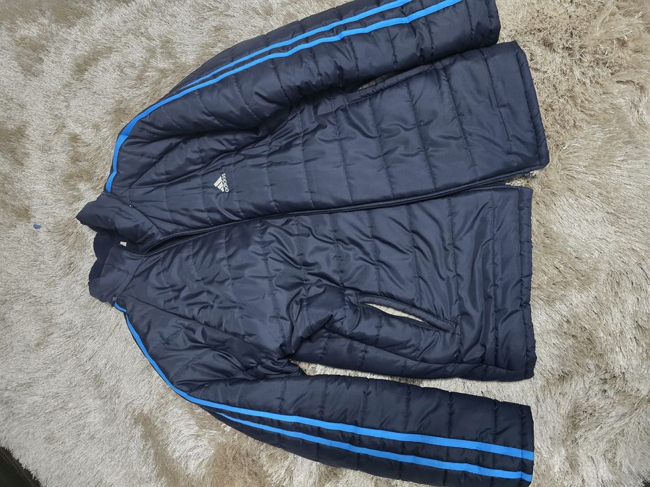 Haina de piele si geaca Adidas.