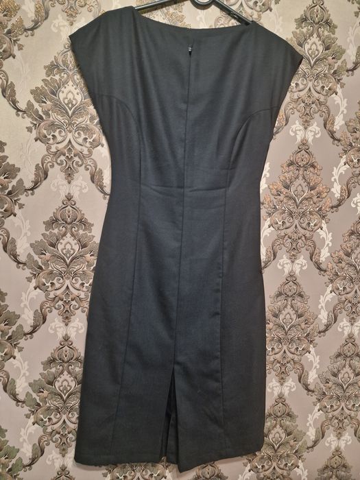 Продам платье-футляр 42-44 размера, 7000тг торг