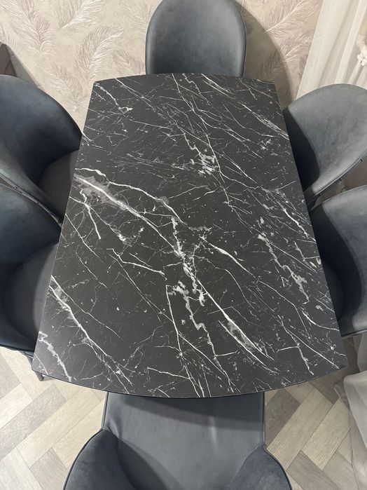 Стол и стулья для гостинной