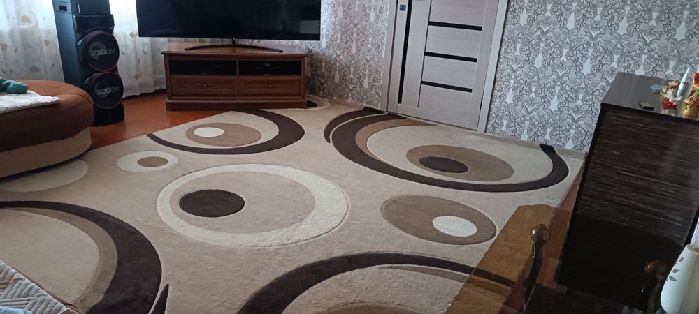 Продам палас, стеклянный столик ,кровати