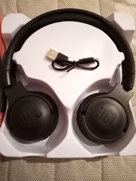 Продам наушники безпроводные JBL