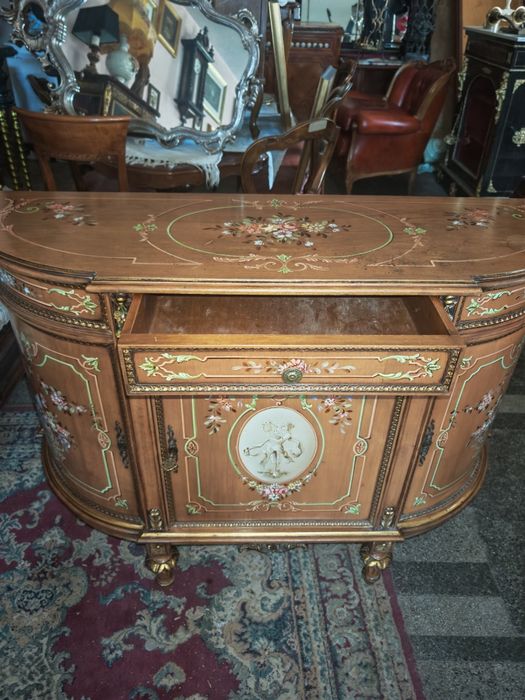 Красив рисуван комод.