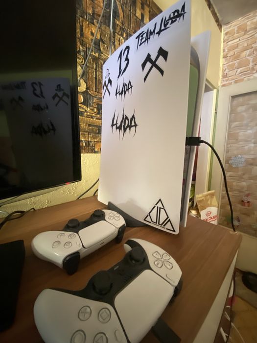 Продавам playstation 5 в много добро състояние