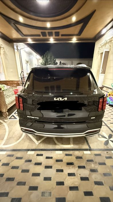 Kia Sorento 3,5motorli eng full pozitsiya 7kishilik yili 2023