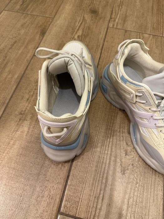 Adidasi Guess marimea 38