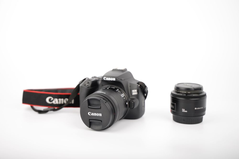 Canon EOS 250D + doua obiective + doua baterii