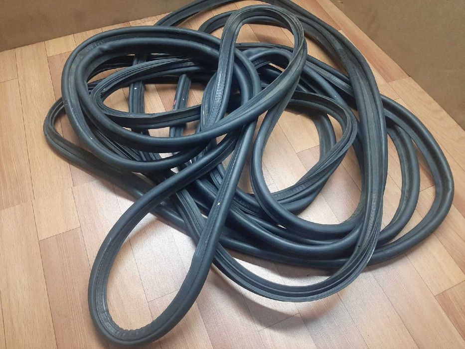 Продам Резинка уплотнитель багажника Toyota Camry 30 / 40 / 45