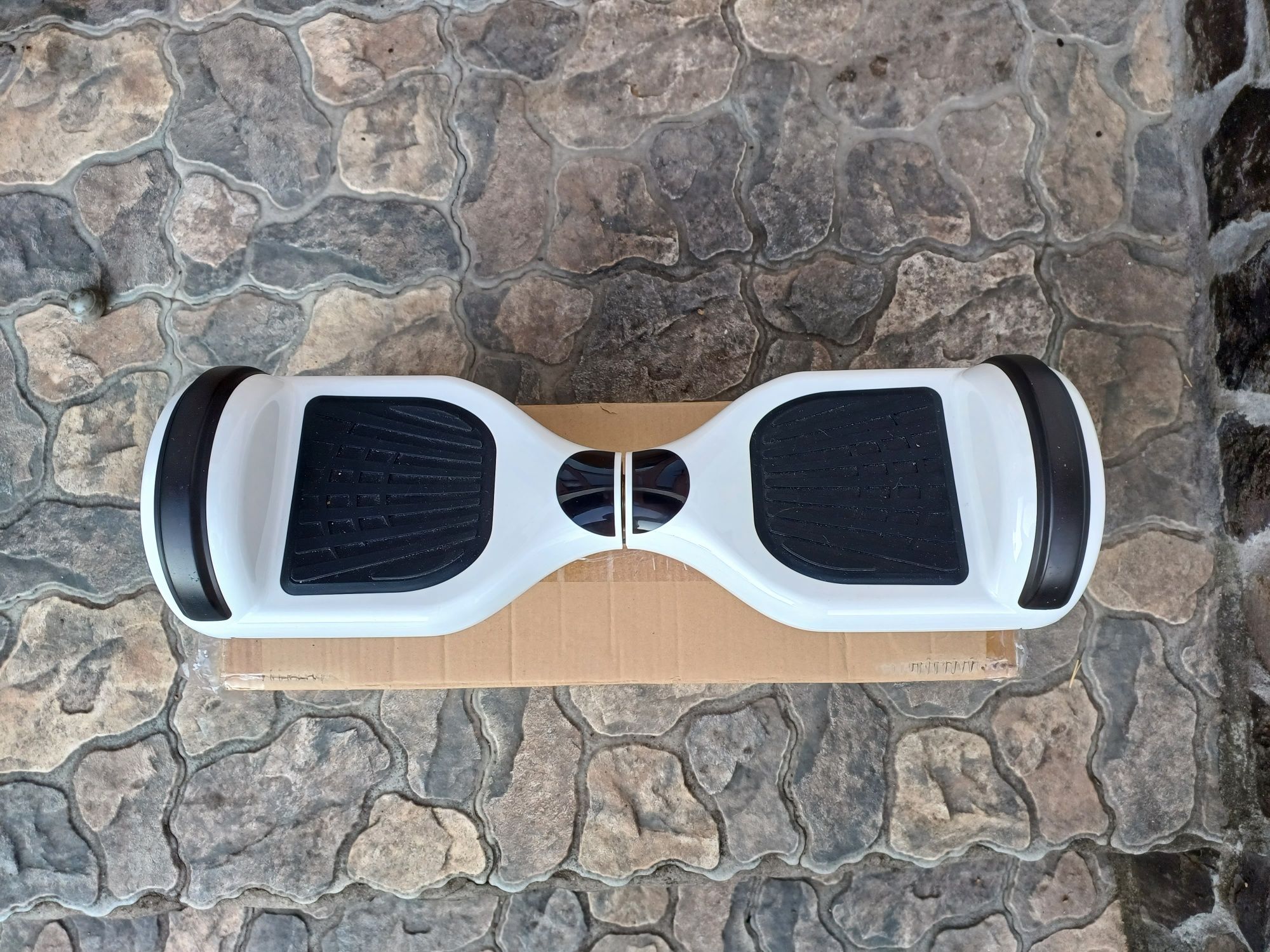 Hoverboard GeekMe, Bluetooth, lumină LED roți, cu telecomandă, alb