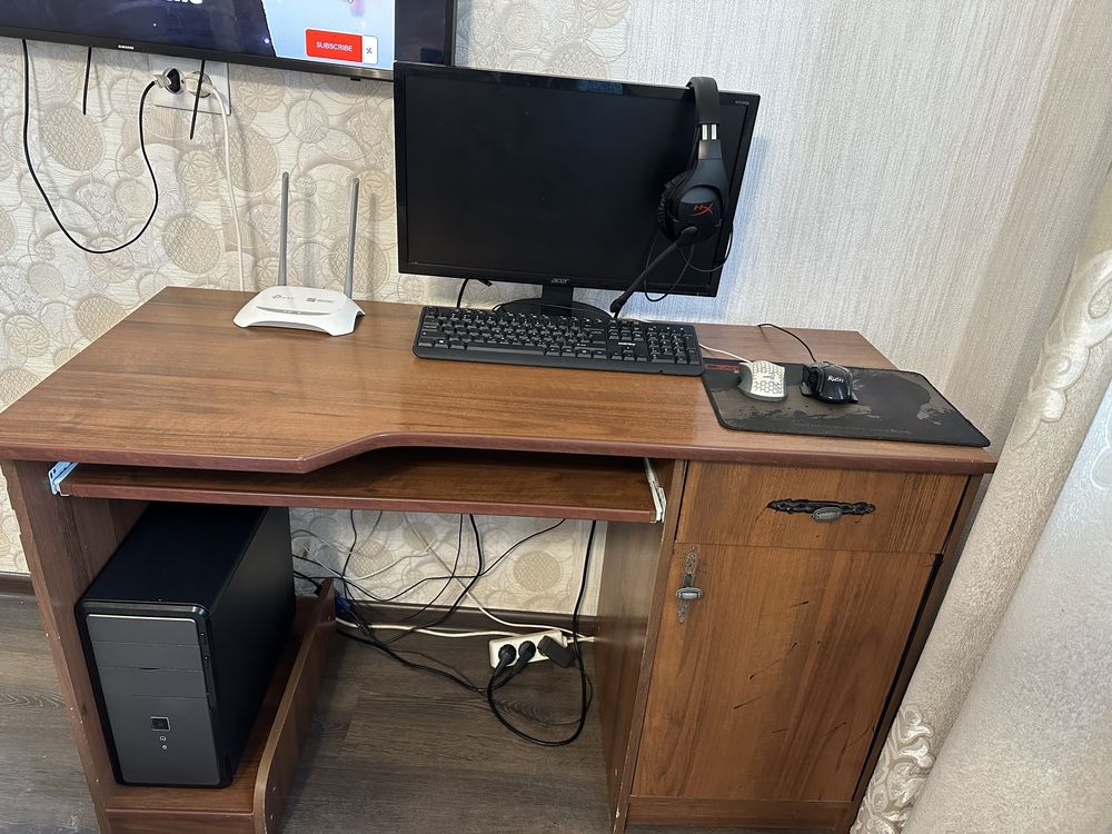 Компьютер процессор , стол