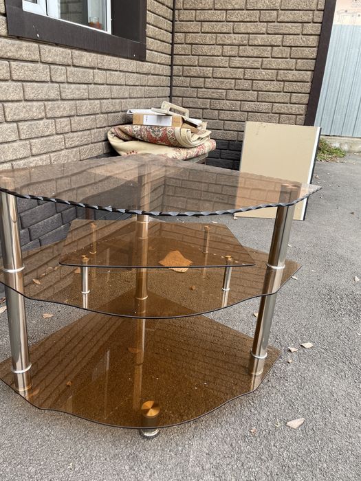 Продаю стеклянную тумбу цена:15000тенге. Состояние хорошое.
