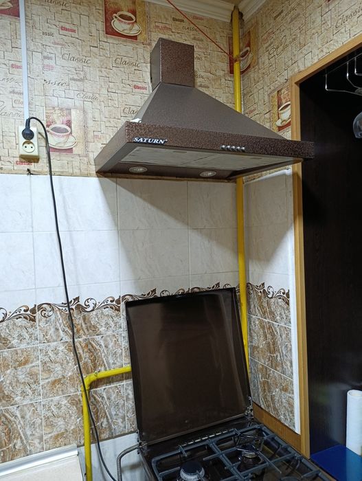 Продаю газовую плиту+вытяжку