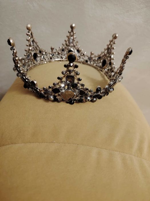 Rochie de mireasā cu accesorii si coronitā