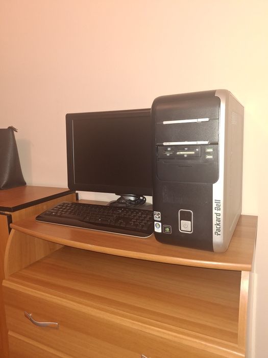 Vând Unitate PC ,monitor și tastatură
