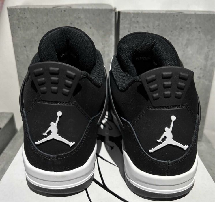 Jordan 4 white-thander