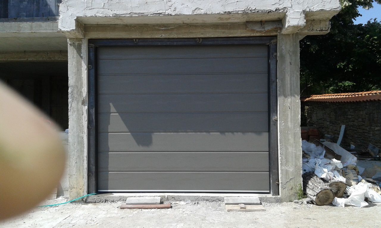 Секционни гаражни врати