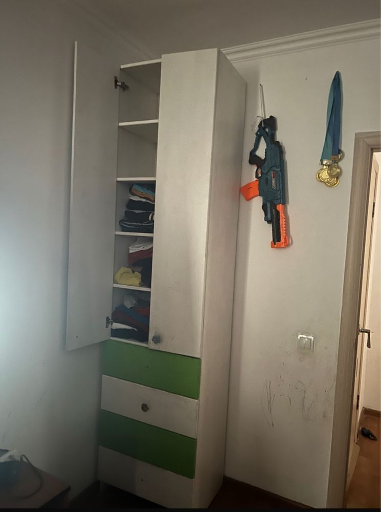 Шкаф для детской из чистого дерева