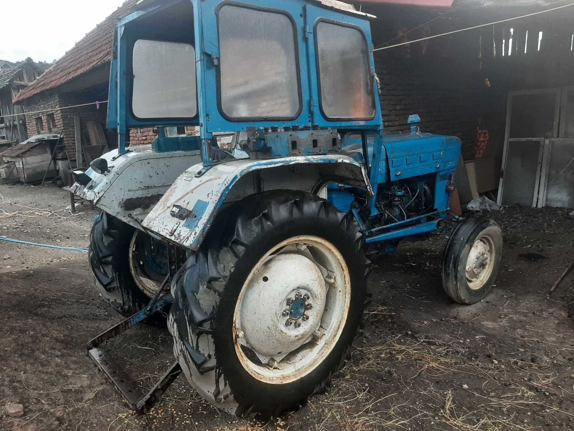 Tractor Ford 2000 cu cabină . Preț fix