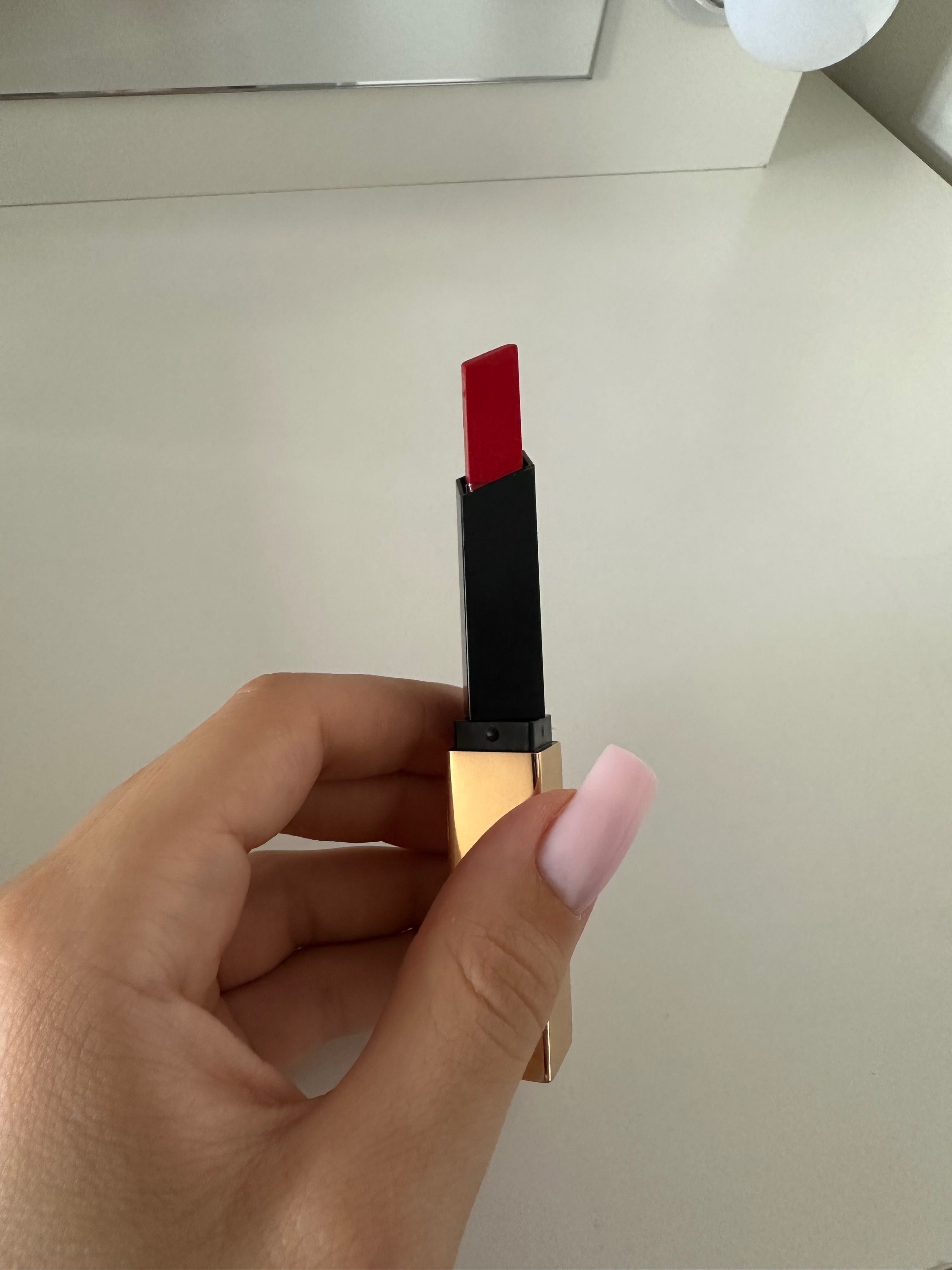 Yves Saint Laurent червено червило