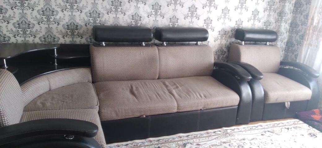 Продам диван не дорого продаём с вязи переезд в другой город торг есть