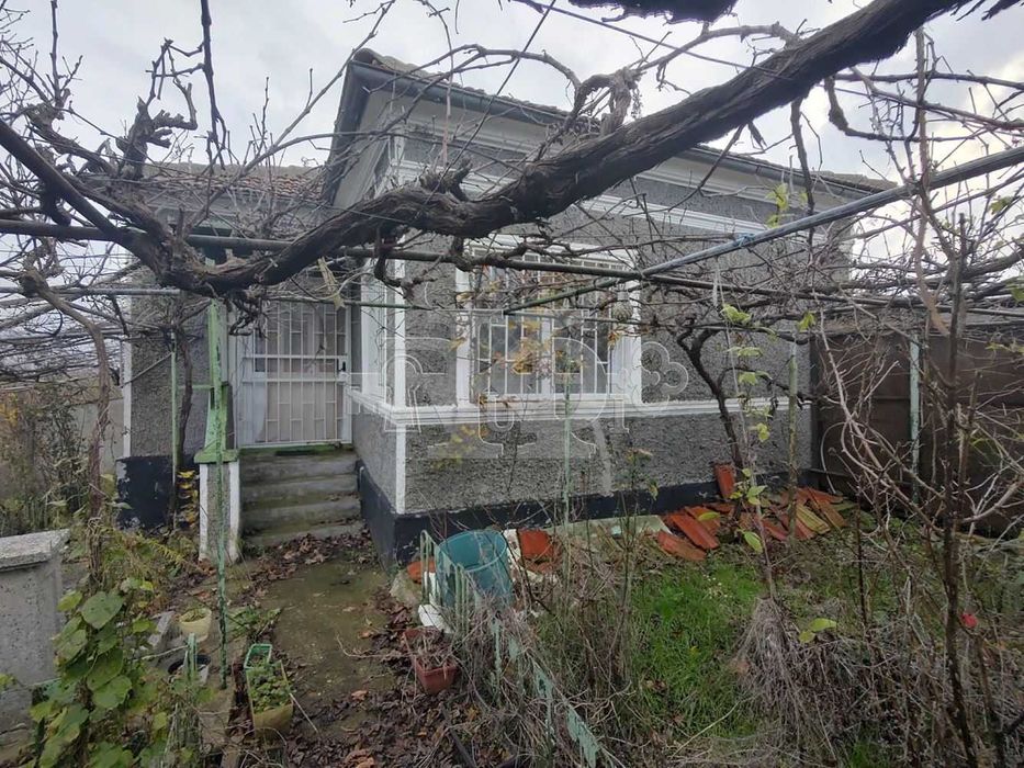 Полковник Иваново, общ. Добрич, стабилна тухлена къща с двор