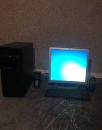 Calculator cu monitor și tastatura cu maus