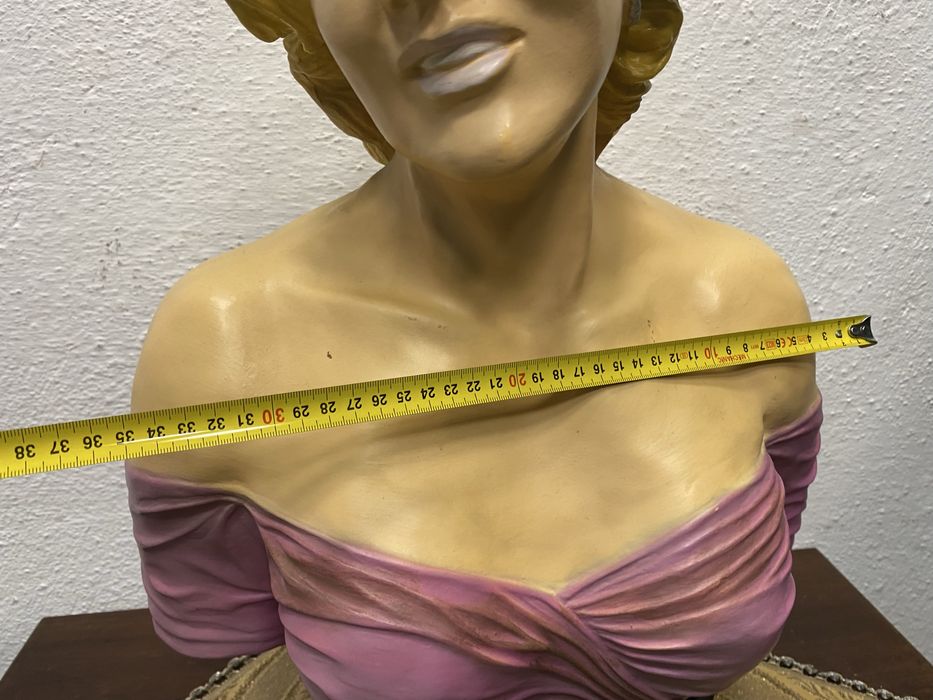 Голям американски бюст мерлин монро