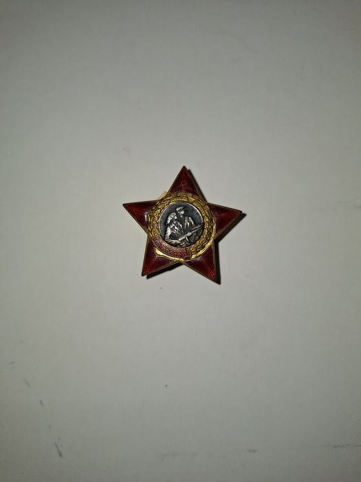Продавам ордени,значки- отличия.
