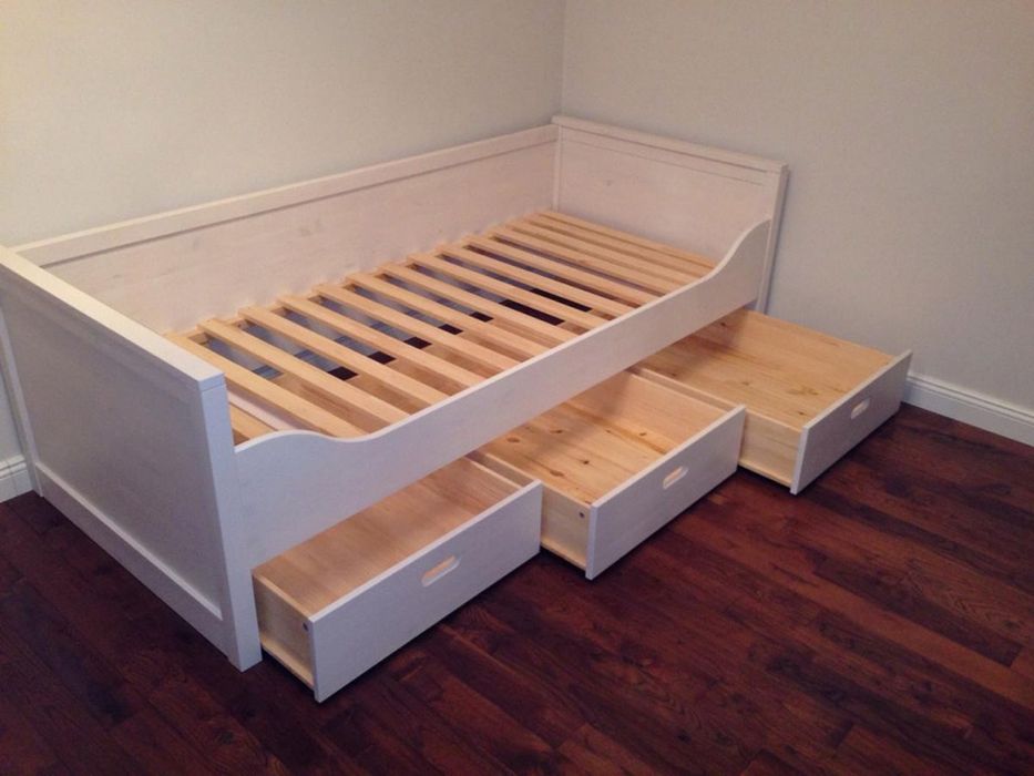 Кровать детская деревянная