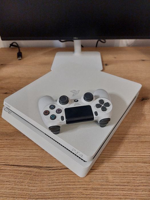 Vând PlayStation 4
