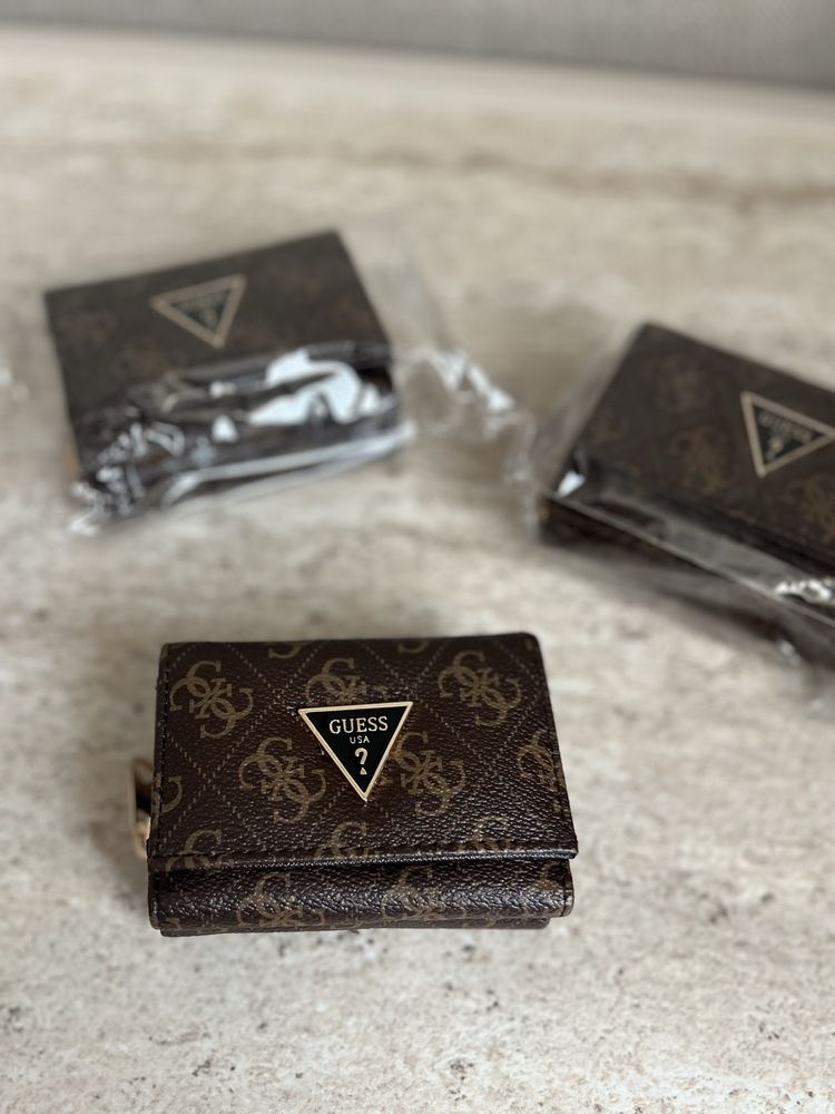 Нови портмонета Guess и Louis Vuitton