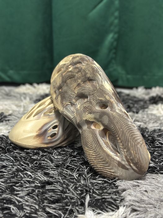 Yeezy Foam RNNR Cream Clay