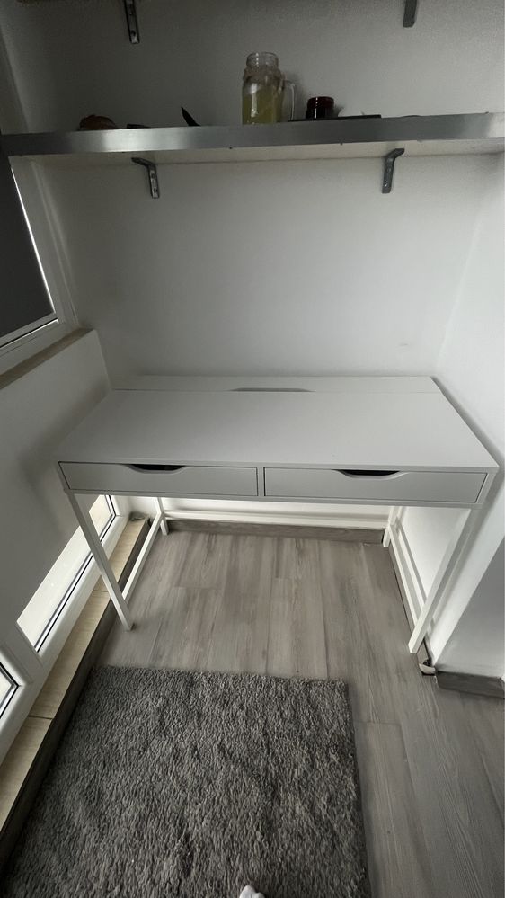 Birou alb din lemn ikea