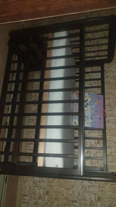 Кроватка детская в отличном состоянии. Плюс матрас. Укачивает функция.