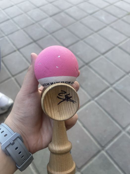 Kendamă krom pop roz semnată de katiușa , sergiu și vlad toată echipa